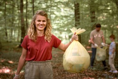 Bir çanta dolusu garajı olan mutlu bir kadının portresi. 