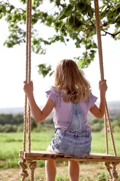 Vue Arrière Mignonne Petite Fille Balançant Dans Journée Été — Photo