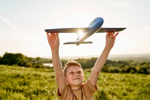 Крупный План Рыжего Мальчика Играющего Игрушечный Самолет Лугу — стоковое фото