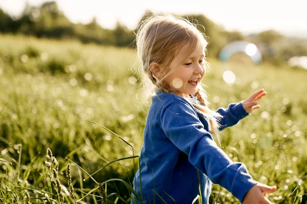 Little Girl Have Fun Meadow — Stock Photo, Image