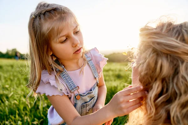 Petite Fille Passe Temps Avec Maman Pré — Photo