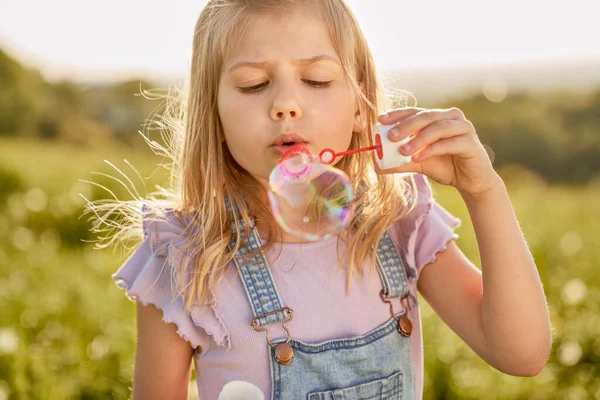 Caucasien Fille Jouer Avec Bulles Sur Prairie — Photo