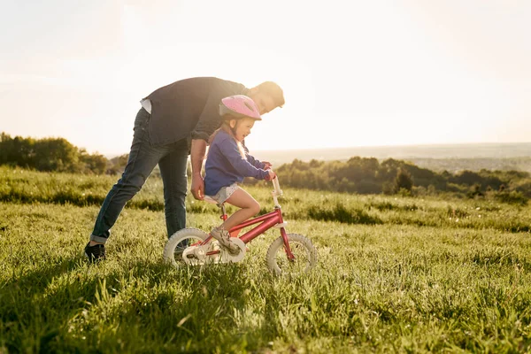 Homem Caucasiano Com Filha Aprendendo Andar Bicicleta — Fotografia de Stock