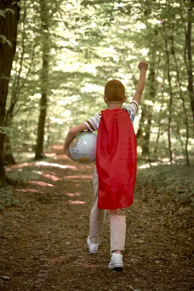 Achteraanzicht Van Een Blanke Jongen Een Superheldenkostuum Wandelend Met Een — Stockfoto