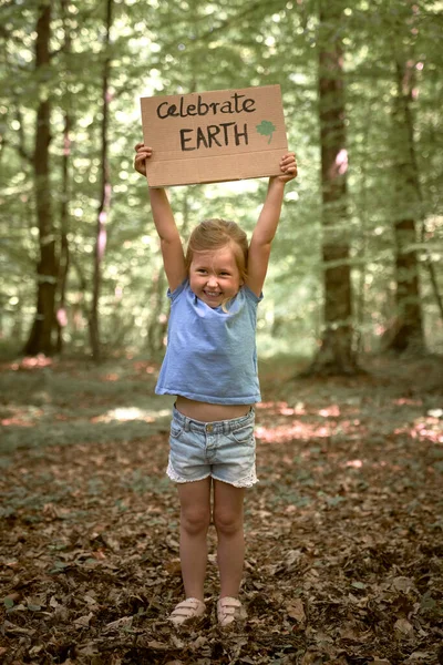 Μικρό Καυκάσιο Κορίτσι Που Κρατά Αφίσα Που Προστατεύει Τον Πλανήτη — Φωτογραφία Αρχείου