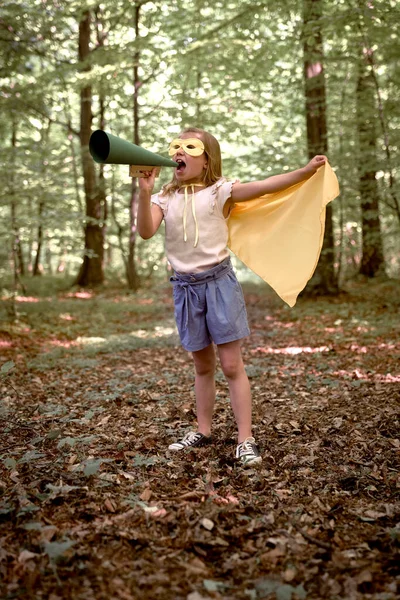 Kaukaska Dziewczyna Krzyczy Przez Megafon Lesie — Zdjęcie stockowe