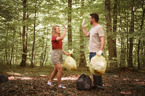 Caucasien Adulte Couple Nettoyé Forêt Garbages — Photo