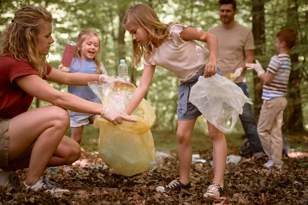 Kaukasische Familie Schoonmaken Bos Van Garbages — Stockfoto