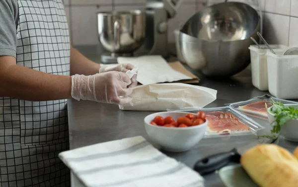 Homem Irreconhecível Preparando Sanduíche Cozinha Comercial — Fotografia de Stock