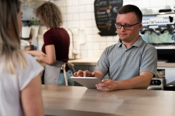 Blanke Man Met Syndroom Neemt Orde Het Cafe Met Behulp — Stockfoto