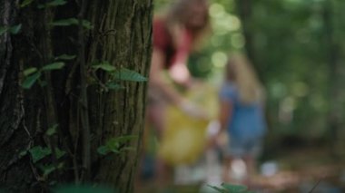 Garajlardan orman temizleyen kızları olan beyaz bir anne. 4K 'da kırmızı helyum kamerayla çekildi..   