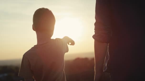 Kleine Jongen Die Zijn Vader Zonsondergang Laat Zien Zomerdag Opgenomen — Stockvideo