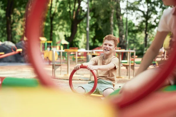 Roodharige Jongen Veel Plezier Speelplaats — Stockfoto