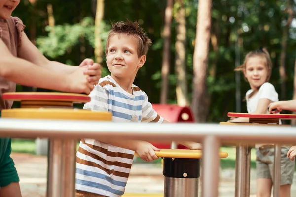 Kleine Jongen Met Vrienden Die Spelen Speelplaats Zomerdag — Stockfoto