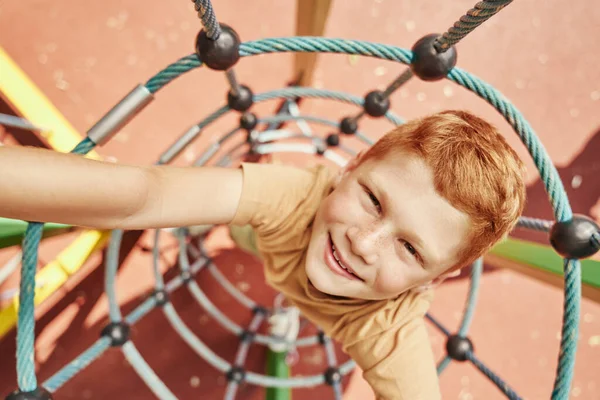 Ginger Jongen Klimmen Speelplaats — Stockfoto