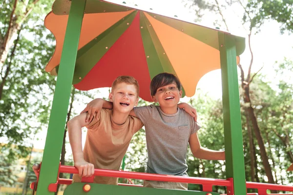 Porträt Kaukasischer Jungen Auf Dem Spielplatz — Stockfoto