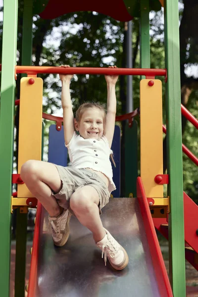 Porträt Eines Kaukasischen Mädchens Beim Rutschen Einem Sommertag — Stockfoto