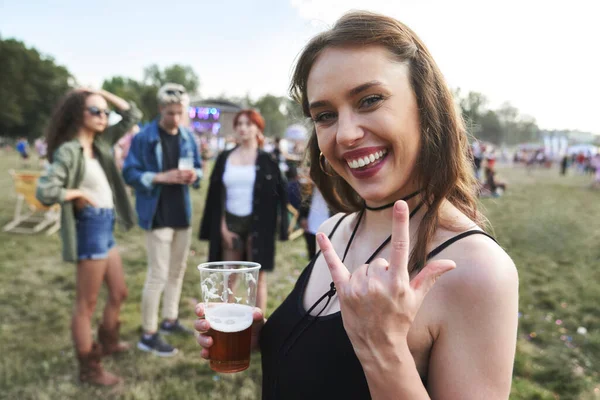 Beyaz Bir Kadın Müzik Festivalinde Rock Müzik Işareti Arka Planda — Stok fotoğraf