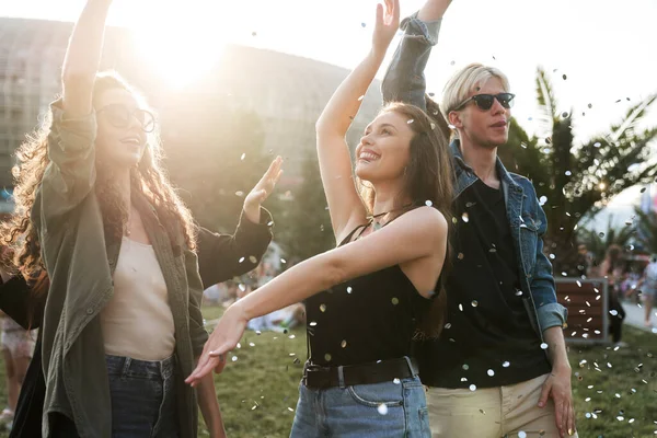 Grupp Unga Kaukasiska Vänner Som Dansar Och Har Kul Musikfestivalen — Stockfoto