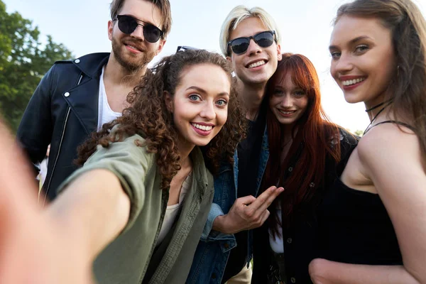 Group Friends Make Selfie Together — Stockfoto
