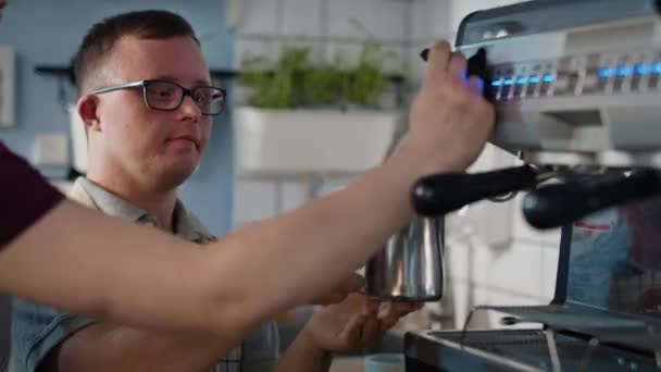 Fehér Férfi Szindrómával Pincérként Segít Pincérnőnek Kávét Főzni Lövés Red — Stock videók