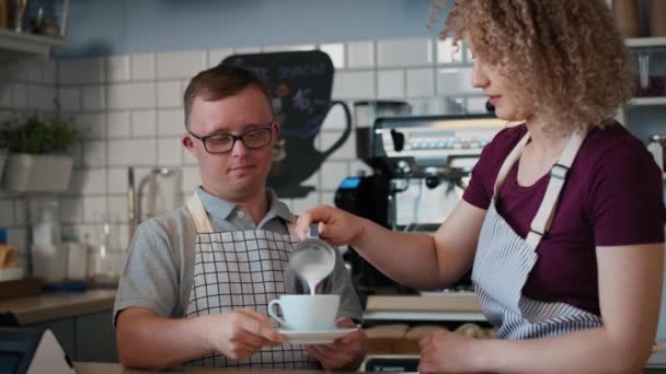 Fehér Férfi Szindrómával Aki Segít Pincérnőnek Kávét Főzni Lövés Red — Stock videók