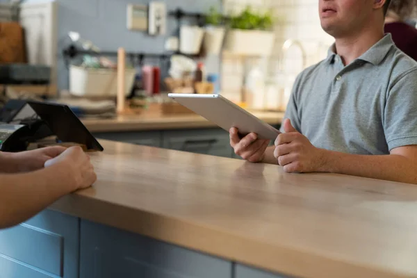 Sendromlu Tanımlanamayan Beyaz Adam Dijital Tablet Kullanarak Kafede Sipariş Veriyor — Stok fotoğraf