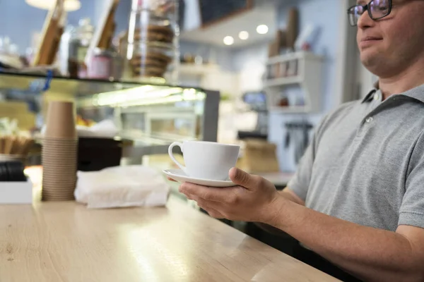 Hombre Caucásico Con Síndrome Sirviendo Una Taza Café —  Fotos de Stock