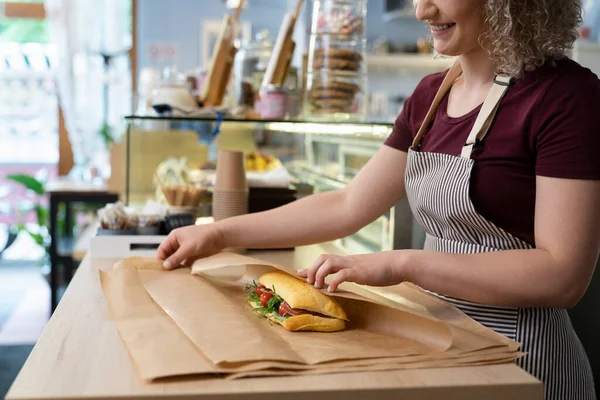 Jeune Serveuse Caucasienne Emballage Sandwich Préparé Dans Cuisine Commerciale — Photo