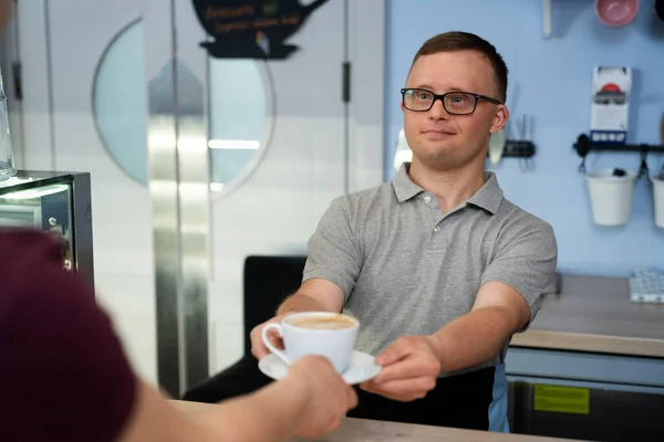 Hombre Caucásico Con Síndrome Sirviendo Una Taza Café Cliente —  Fotos de Stock