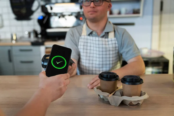 Sendromlu Beyaz Bir Adam Kafeteryada Telefon Uygulaması Ile Ücretsiz Ödeme — Stok fotoğraf