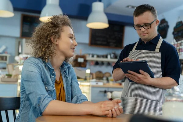 Caucasian Waiter Man Syndrome Discussing Menu Client — Stockfoto