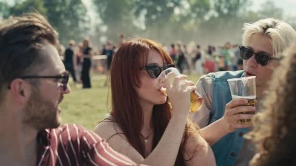 Group Friends Sitting Grass Together Music Festival Drinking Beer While — Vídeo de Stock