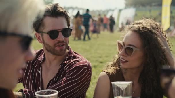 Grupo Amigos Sentados Grama Juntos Festival Música Beber Cerveja Enquanto — Vídeo de Stock