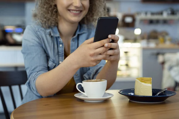 Frau Sitzt Café Und Schreibt Sms Telefon — Stockfoto