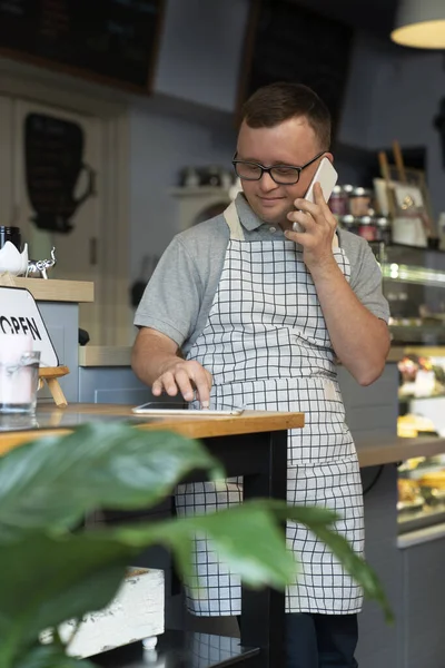 Fiatal Kaukázusi Pincér Szindrómával Telefonnal Digitális Tablettával — Stock Fotó