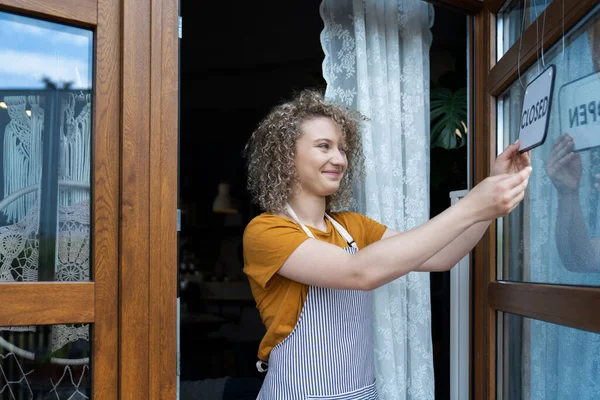 Caucasian Waitress Changing Sign Cafe Doors — Stockfoto