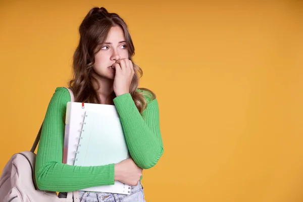 Gestresste Junge Studentin Mit Gelbem Hintergrund Schaut Nach Oben — Stockfoto