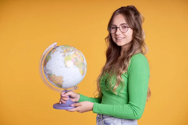 Joven Mujer Caucásica Usando Gafas Sosteniendo Globo —  Fotos de Stock