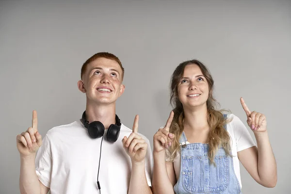 Twee Vrienden Tonen Lege Grijze Kopieerruimte — Stockfoto