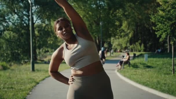 Femeia Care Face Exerciții Parc Ziua Vară — Videoclip de stoc