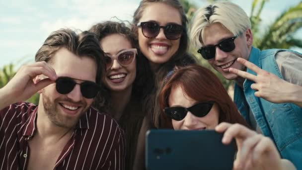 Skupina Bělošských Přátel Dělá Legrační Obličeje Pro Selfie Hudebním Festivalu — Stock video