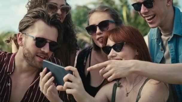 Grupo Amigos Caucasianos Festival Música Navegação Fotos Engraçadas Feitas Apenas — Vídeo de Stock