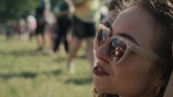 Close Mulher Caucasiana Bebendo Cerveja Copo Descartável Festival Música Tiro — Vídeo de Stock