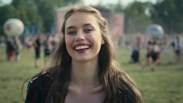 Portrait Smiling Young Caucasian Woman Music Festival Shot Red Helium — Stock Video