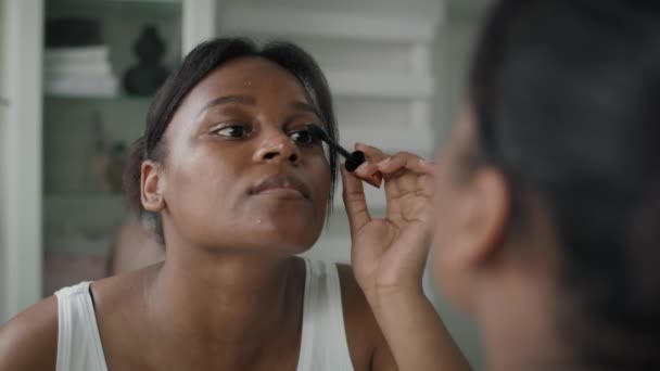 African American Woman Applying Eyelash Mirror Reflection Shot Red Helium — Stok Video