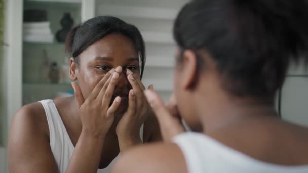 Jonge Afro Amerikaanse Vrouw Die Gezichtscrème Aanbrengt Spiegelreflectie Opgenomen Met — Stockvideo