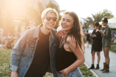 Müzik festivalinde birlikte vakit geçiren bir çiftin portresi 