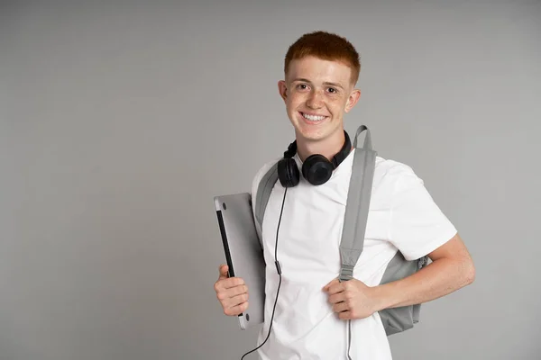 Estudiante Masculino Jengibre Con Portátil Mochila Fondo Gris — Foto de Stock