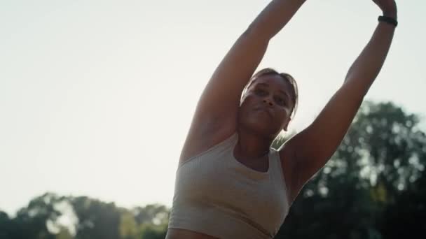 Mulher Afro Americana Exercitando Parque Dia Verão Tiro Com Câmera — Vídeo de Stock